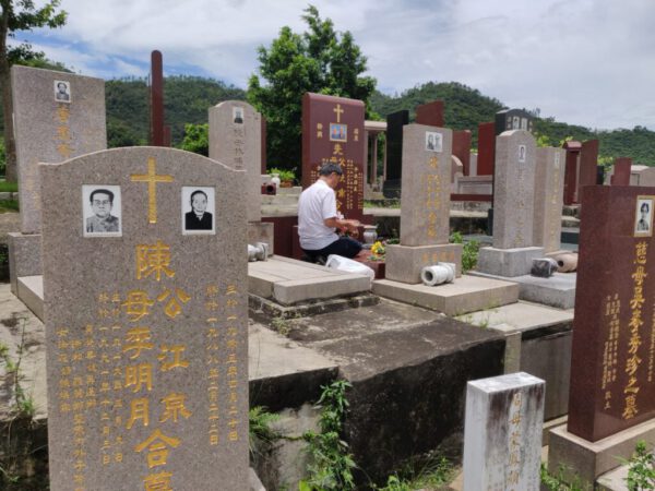 香港墓地例子。和住房一樣，價格比世界各地都高。公墓已滿，且限葬六年。