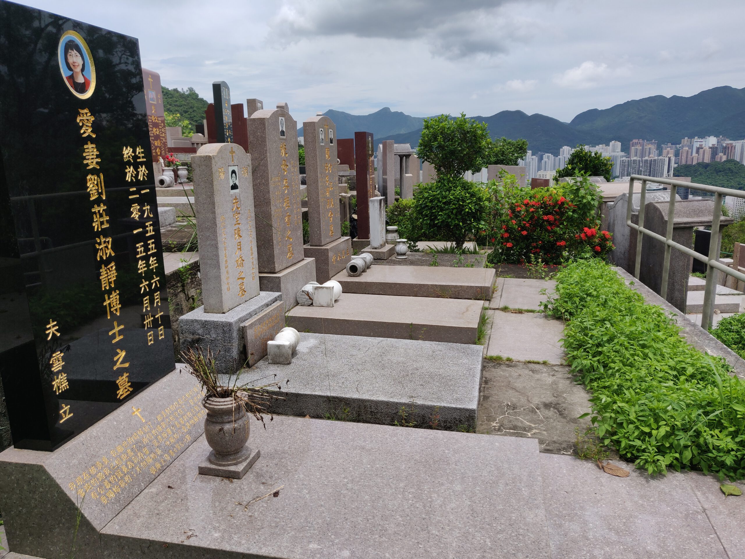 香港墓地例子。和住房一樣，價格比世界各地都高。公墓已滿，且限葬六年。
