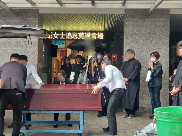 最好家屬預先認識適合的禮儀公司，可以運送遺體到漢堡